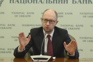 Яценюк объяснил низкий курс гривны российскими танками на границе