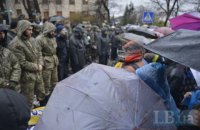 На Институтской людей не пускали к кресту на месте гибели майдановцев