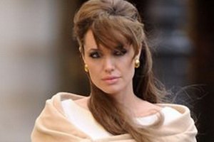 Анжелина Джоли кормит своих детей кузнечиками