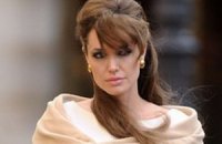 Анжелина Джоли кормит своих детей кузнечиками