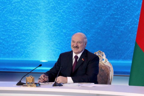 Лукашенко поздравил Зеленского с победой на президентских выборах