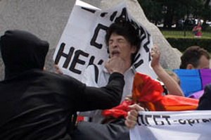 Националисты ловят участников гей-парада у станций киевского метро