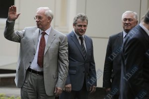 Азаров рассказал о своей библиотеке 