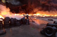 На Київщині загорівся склад: палали 10 тисяч шин