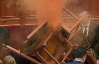 Албанські опозиційні депутати влаштували пожежу в парламенті 