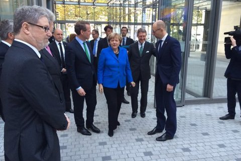 Яценюк и Меркель открыли украино-немецкий бизнес-форум в Берлине