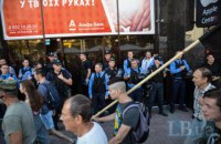 Бойцы батальона ОУН под усиленной охраной вышли на акцию в поддержку добровольцев