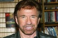 На акции сторонников Трампа заметили человека, похожего на Чака Норриса, актер опроверг свое присутствие