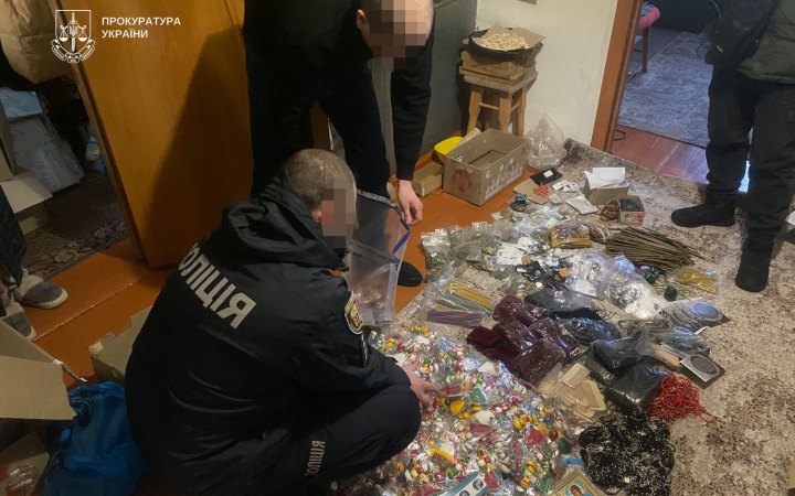 Пів мільйона за "магічні амулети" і БАДи: на Тернопільщині викрили шахрайську мережу