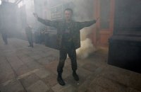 Возле АП в милицию полетели дымовые шашки в ходе акции против перемирия