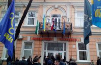 В Берегово на Закарпатье с горсовета сорвали венгерский флаг