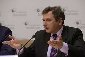 За деньги МВФ идет колоссальная борьба, - Устенко