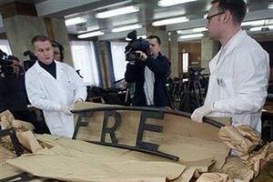 Реставраторы восстановили распиленную табличку с ворот Освенцима