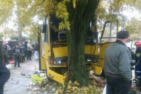 Маршрутка врезалась в дерево во Львове, в больницу попали 13 человек