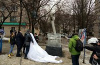​Памятник погибшим в результате обстрелов установили в Краматорске