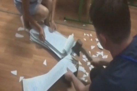 В Днепре члены избиркома уничтожали неиспользованные бюллетени топором