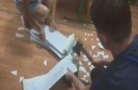 В Днепре члены избиркома уничтожали неиспользованные бюллетени топором