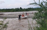 На Прикарпатті надзвичайники врятували 6 дітей, які у негоду опинилися на острові посеред річки