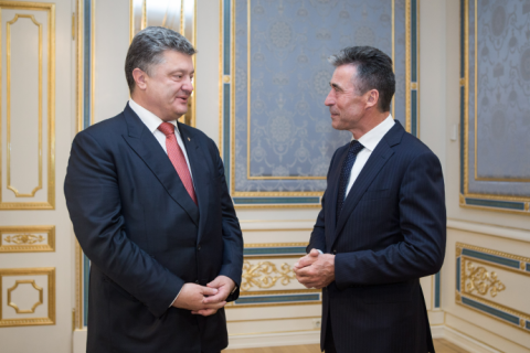 Порошенко назначил бывшего генсека НАТО своим внештатным советником