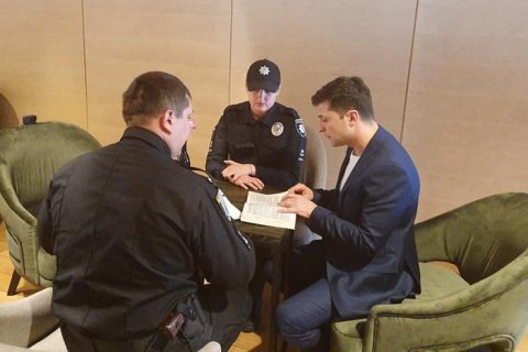 Зеленскому вручили админпротокол из-за демонстрации бюллетеня