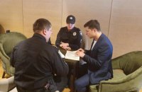 Зеленскому вручили админпротокол из-за демонстрации бюллетеня