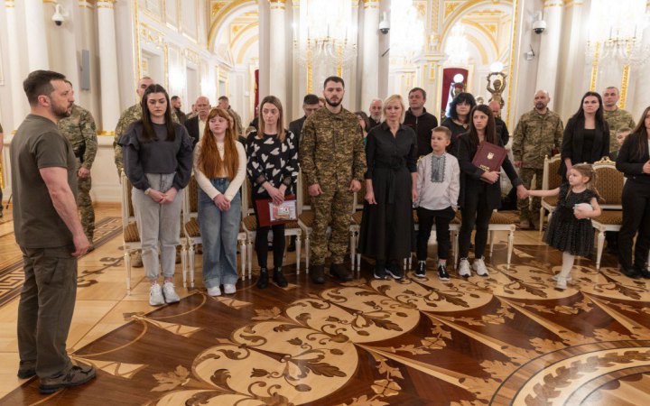 Президент вручив ордени "Золота зірка" захисникам та родинам загиблих Героїв