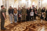Президент вручив ордени "Золота зірка" захисникам та родинам загиблих Героїв