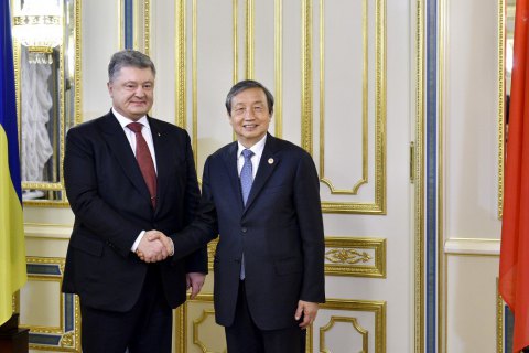Порошенко пригласил Си Цзиньпина посетить Украину