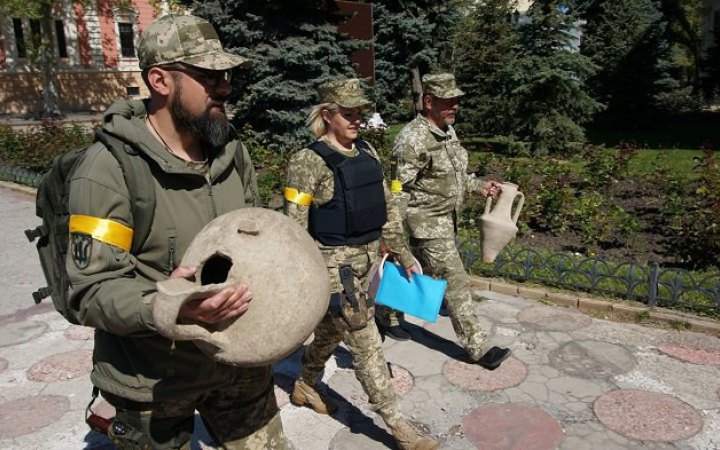 В Одессе бойцы терробороны обнаружили древние амфоры во время рытья окопов