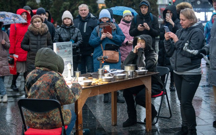Родини полонених азовців влаштували у Львові перформанс «Святвечір у двох реаліях»