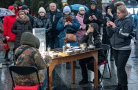 Родини полонених азовців влаштували у Львові перформанс «Святвечір у двох реаліях»