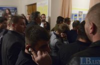 Подсчет голосов в Ирпене: Беркут ушел, возле комиссии ходят "братки" (добавлено видео)