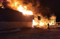 На Харківщині ворожий дрон влучив у цивільне підприємство, воно загорілося