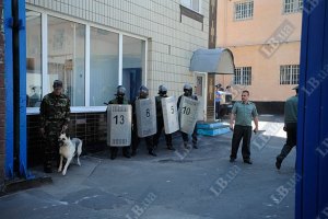 Возле СИЗО собралась группа поддержки Тимошенко 