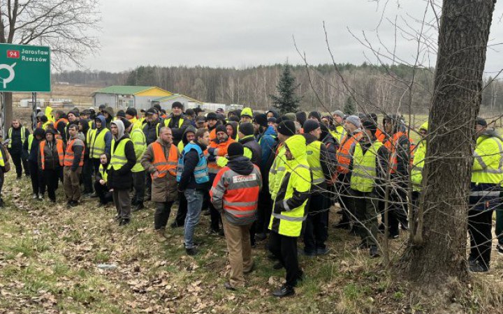У Польщі поліція оточила українських водіїв, які йшли на переговори зі страйкарями