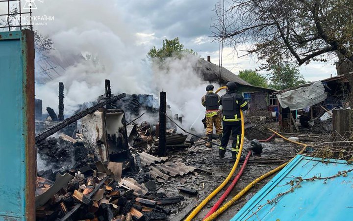 Внаслідок російського обстрілу села на Харківщині виникла масштабна пожежа