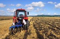 Азаров поручил Бойко и Присяжнюку помочь аграриям с посевной