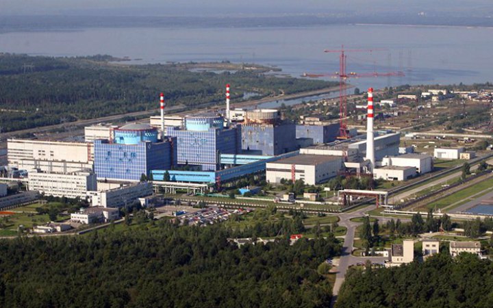 ​Унаслідок ворожого обстрілу є пошкодження в будівлях поблизу Хмельницької АЕС 