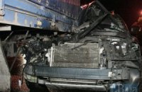 Ночью в Киеве внедорожник влетел под грузовик и протолкал его 50 метров