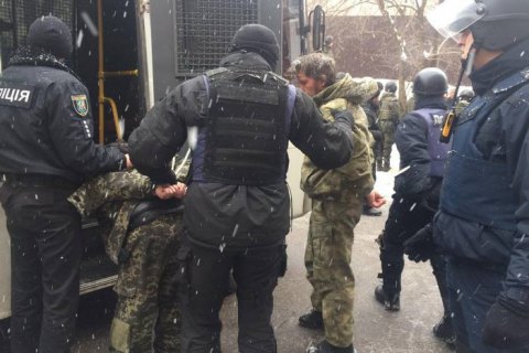 Почти всех участников драки у Соломенского суда отпустили без предъявления подозрений