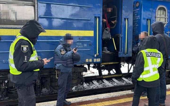 ​У Києві судитимуть сімох працівників Укрзалізниці, які заробляли на перепродажі квитків на міжнародні рейси