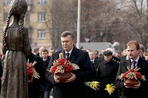 Янукович зажег лампадку в память о жертвах голодоморов в Украине