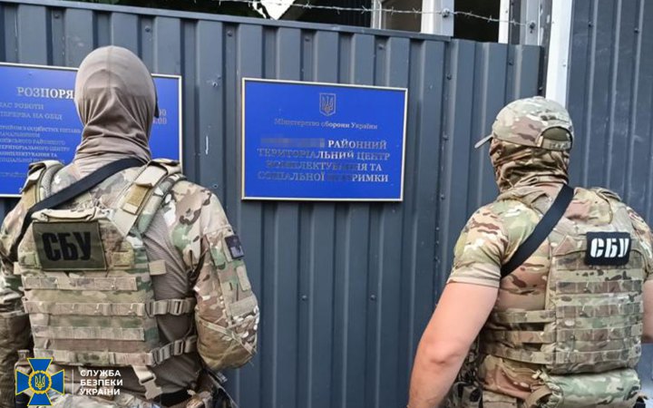 СБУ викрила на допомозі ухилянтам посадовців військкоматів і ВЛК у Києві, Одесі та на Харківщині 
