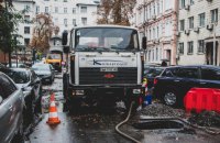 В Киеве возле Золотых ворот провалился асфальт 