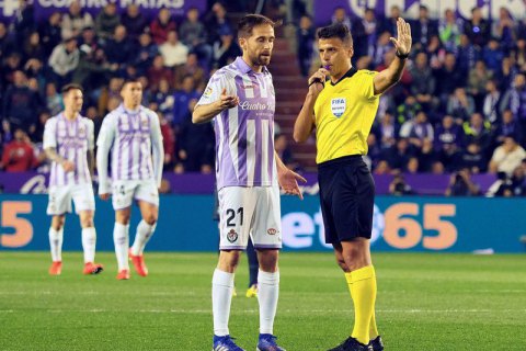 Арбитр при помощи VAR дважды отменил гол в ворота "Реала", "посоветовавшись" с пустой комнатой видиоассистентов
