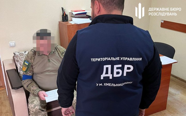 На Хмельниччині повідомили про підозру чиновнику міграційної служби, який незаконно надавав українські паспорти росіянам, – ДБР