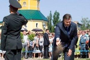 Янукович посадил на Русановке липу
