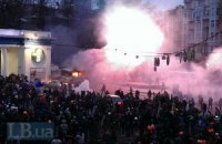 Автобус силовиков на Грушевского подожгли. "Беркут" готовится к разгону
