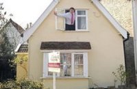 На аукцион выставлен самый маленький коттедж Великобритании с крохотным садом