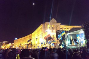 На Майдане монтируют новую большую сцену